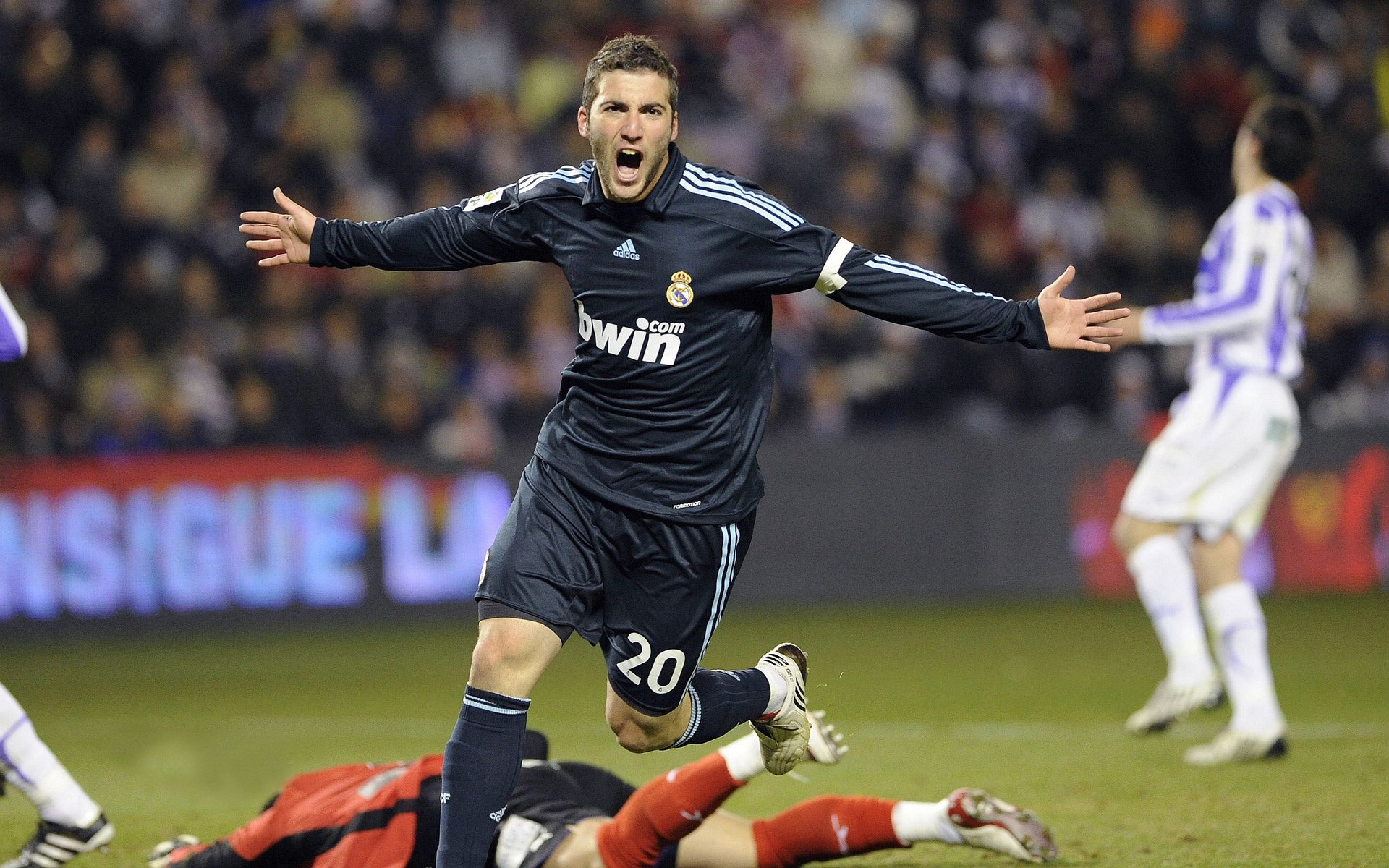 逆境中的“钢铁战队”——拼搏到底的足球精神，钢铁战队百度百科